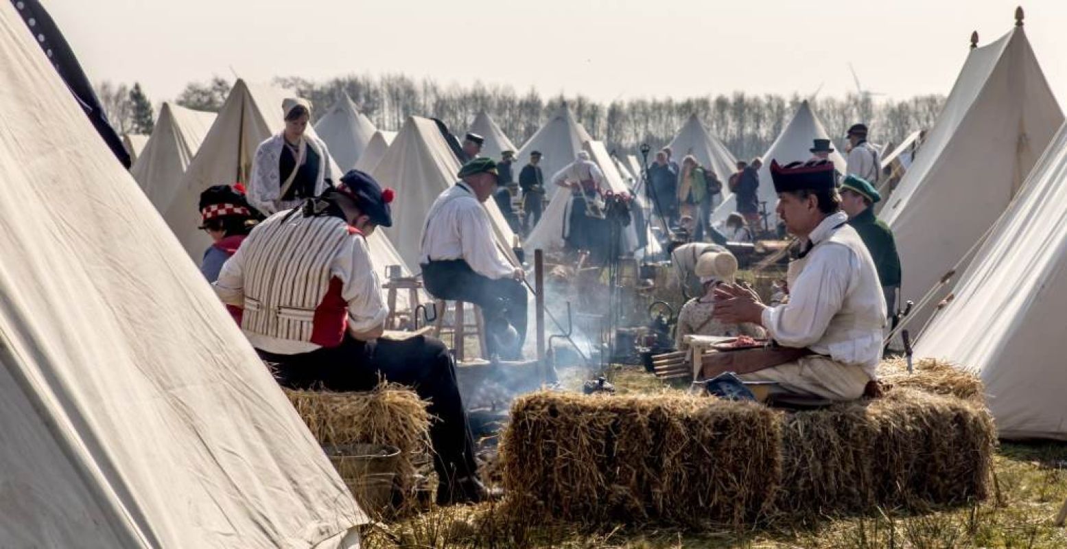 De soldaten hebben hun tenten opgeslagen rondom vesting Bourtange. Foto: Vesting Bourtange