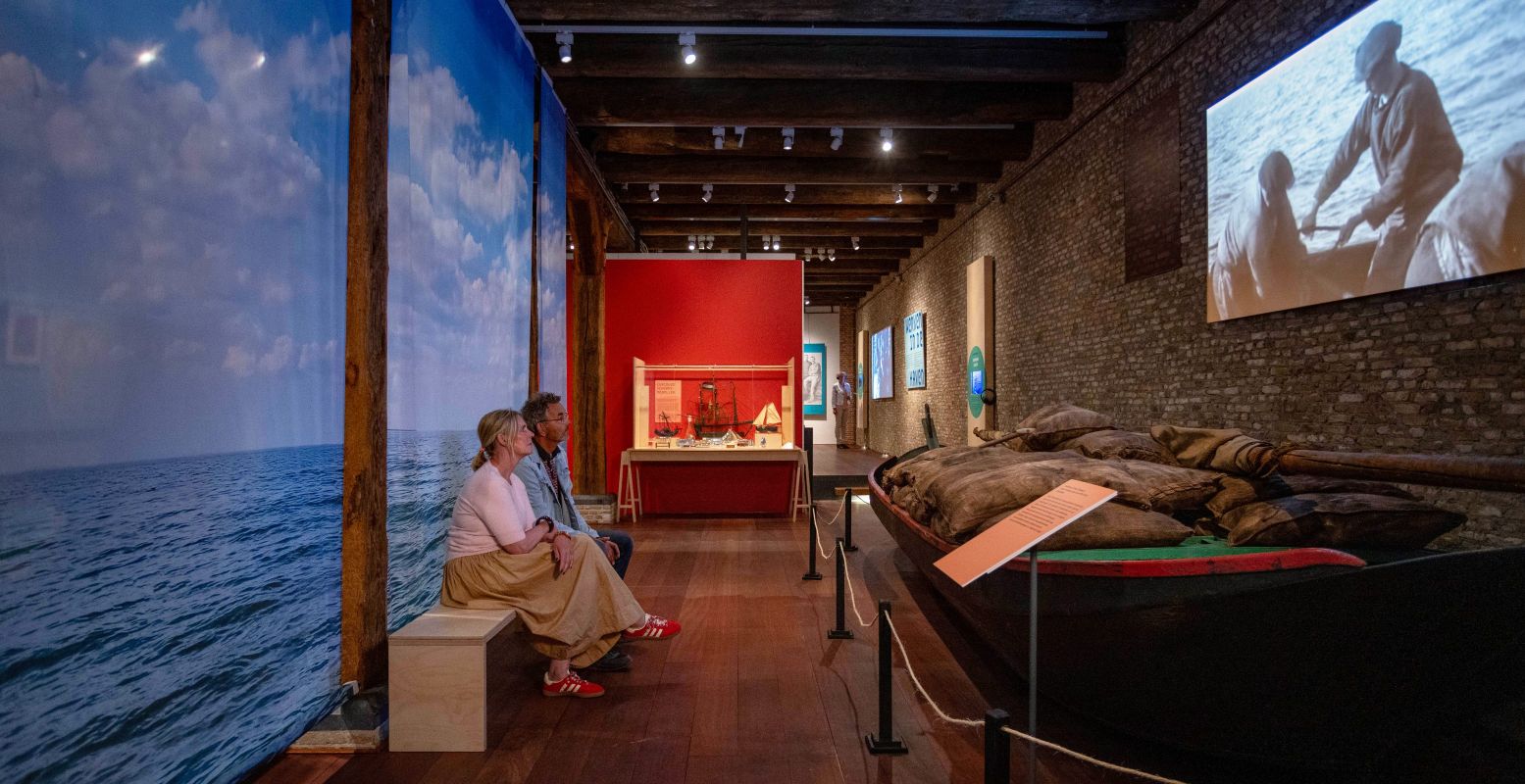Oude filmbeelden nemen je mee terug naar het leven op de vroegere Zuiderzee. Foto: Zuiderzeemuseum © Guillaume Groen Oude filmbeelden nemen je mee terug naar het leven op de vroegere Zuiderzee. Foto: Zuiderzeemuseum © Guillaume Groen