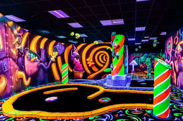 Met wie ga jij een potje GlowGolf spelen? Foto: GlowGolf Schiedam