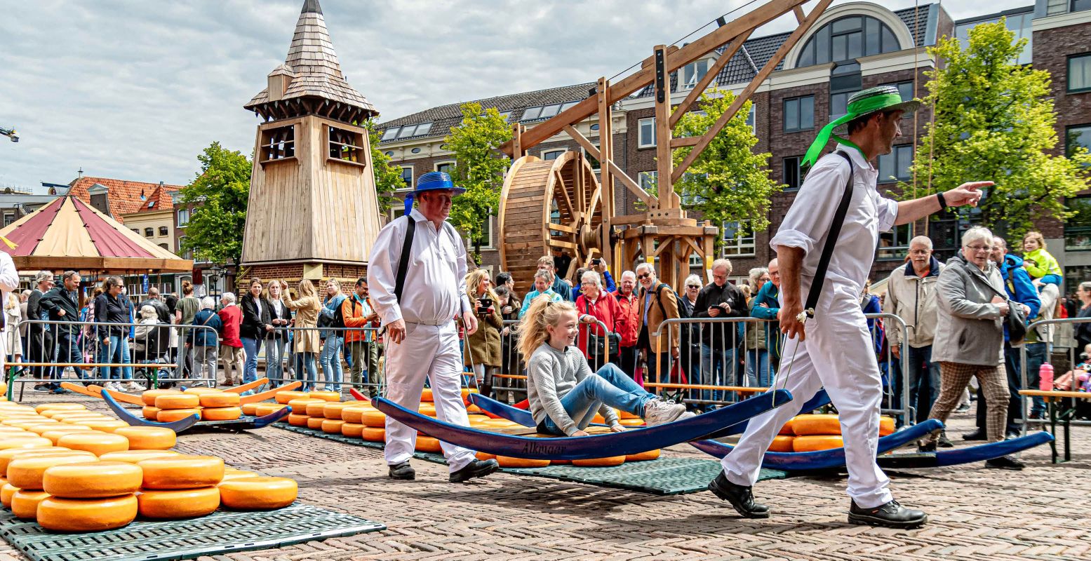 Tijdens Kaeskoppenstad kun je ook een kijkje nemen bij een mini-kaasmarkt. Foto: Alkmaar Prachtstad © LaLuuz Fotografie