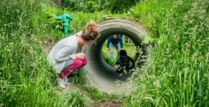 Dagje uit in Almere: dit is er te doen Op avontuur in het Almeerderhout. Kinderen vermaken zich in het Zuiderzee speelbos. Foto: Eljee Bergwerff Photography via Buitencentrum Almeerderhout.