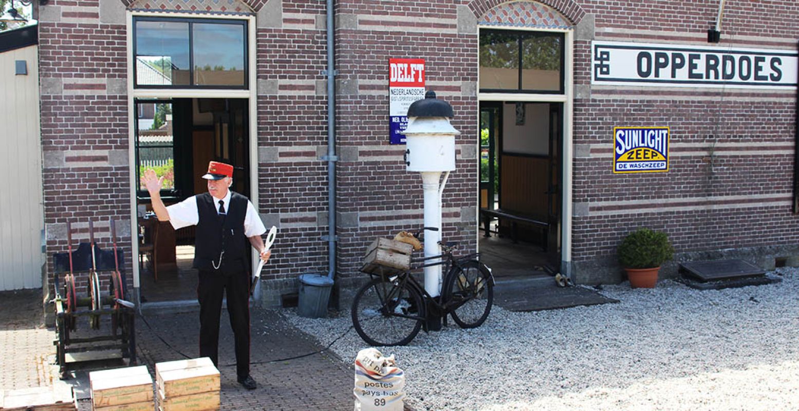 De seinwachter bij station Opperdoes zwaait ons uit. Foto: DagjeWeg.NL.