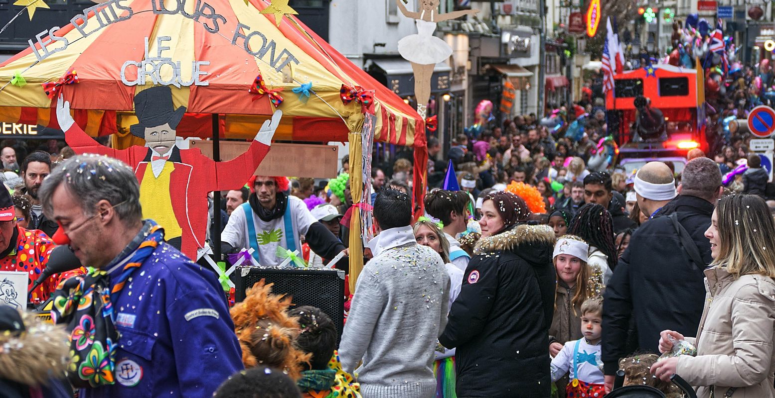 Bekijk zotte outfits en praalwagens tijdens carnaval. Foto:  Unsplash License  © Pascal Bernardon