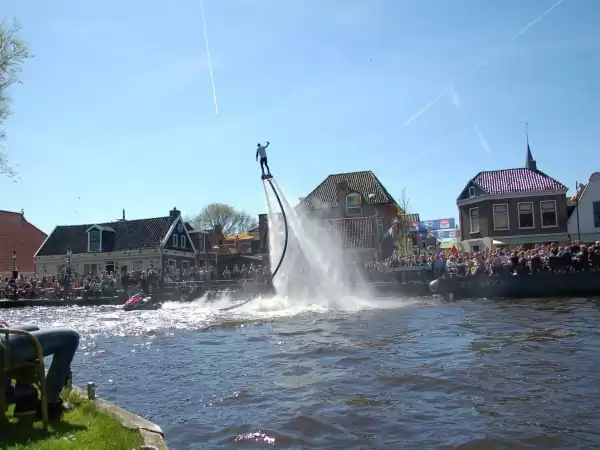 Flyboarden in actie. Foto: H2Oevents Flyboarden in actie. Foto: H2Oevents