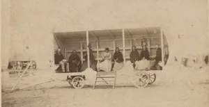 Tweehonderd jaar terug in de tijd op Scheveningen Badgasten genieten van Scheveningen vanuit een badkoets circa 1870. Foto: Feest aan Zee © Couvée, M.M. - collectie Haags Gemeentearchief