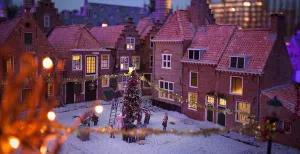 Winterwonderland in het groot en klein in Madurodam Ontdek tijdens de Winterweken allerlei winterse taferelen in de miniatuurwereld. Foto: Winterweken Madurodam.