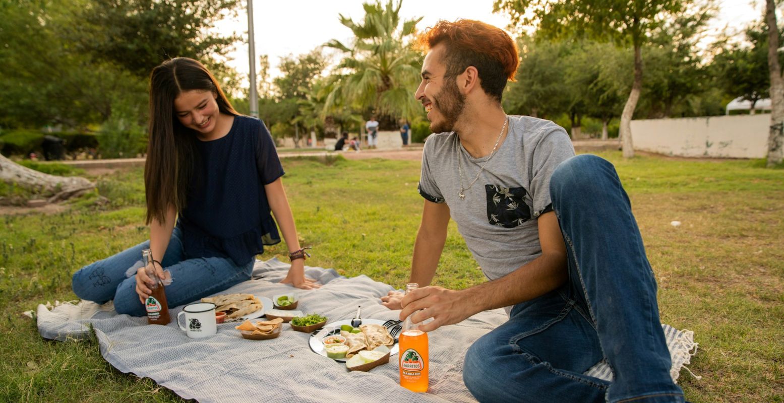 Maak in de zomer vaker tijd voor je geliefde en ga gezellig op date. Foto: Jarritos Mexican Soda via  Unsplash 