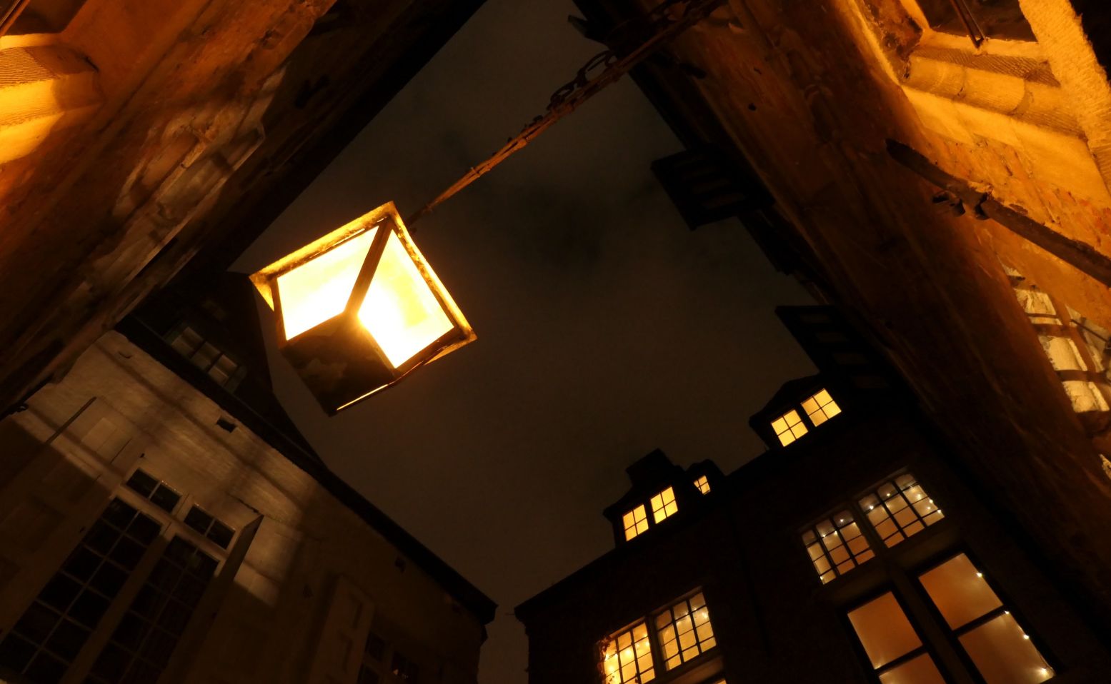 Toen er lantaarntjes in de straten kwamen zagen mensen plotseling Lange Wapper in de schaduwen. Foto: Antwerpse Spookwandeling © Stefan Livens