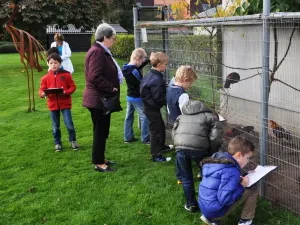 Kinderen speuren in de hoendertuin. Foto: Pluimveemuseum