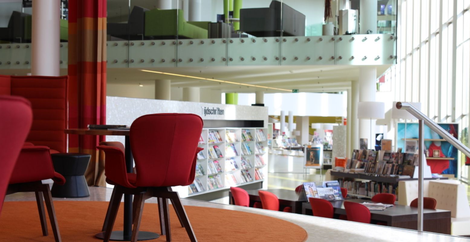 Schuif aan in de culturele huiskamer van Assen, inclusief bibliotheek, theater en bioscoop. Het gebouw alleen al is een modern plaatje. Foto: DagjeWeg.NL.