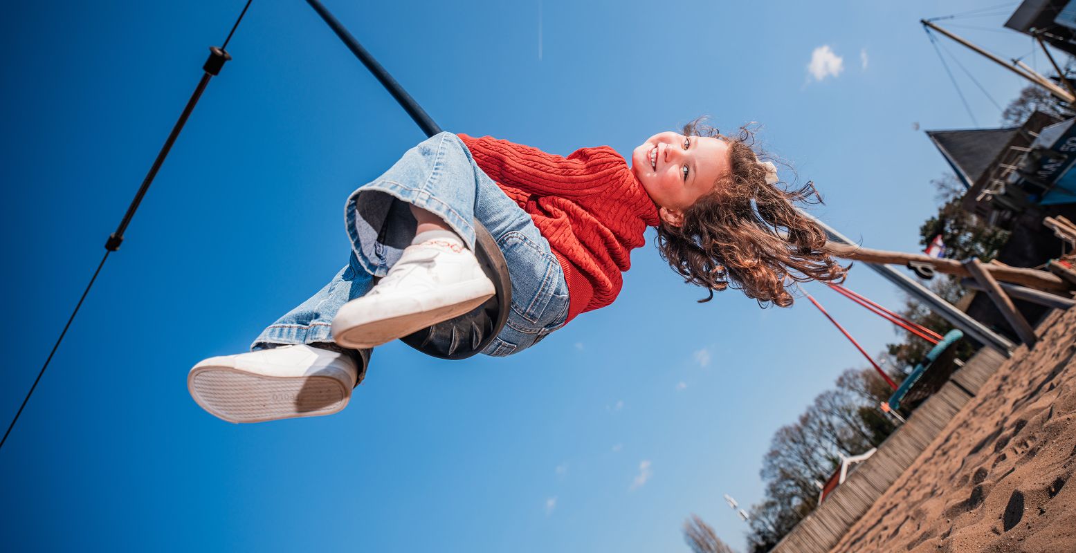 Lekker ravotten in de speeltuin van Rivierenland! Een gloednieuw gebied waar je van alles samen kunt doen en beleven. Foto: Madurodam © Kris van de Sande Lekker ravotten in de speeltuin van Rivierenland! Een gloednieuw gebied waar je van alles samen kunt doen en beleven. Foto: Madurodam © Kris van de Sande