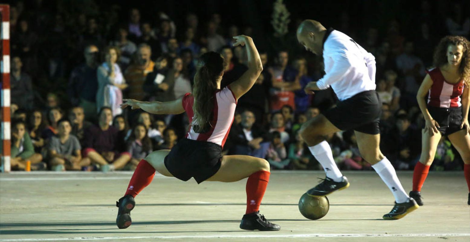 La Partida, waarbij voetballers en danseressen een voetbaldans uitvoeren. Foto: © Marti Bernguer