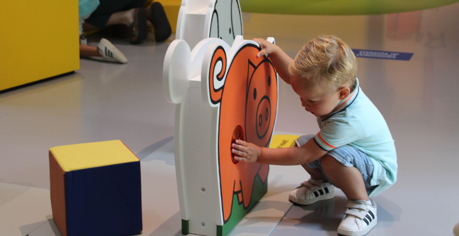 Voelen, ruiken en gluuren: bij het nijntje museum vermaakt een peuter zich uren! Foto: DagjeWeg.NL