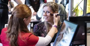 Winkelen, workshoppen en winters genieten op Margriet Winterfair Laat je professioneel optutten en geef je zelf een verwendagje op de winterfair. Foto: Sanoma SBS Events.
