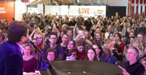 Duurzaam dagje uit? Ga naar de Huishoudbeurs Optreden op de Huishoudbeurs. Foto: Huishoudbeurs.