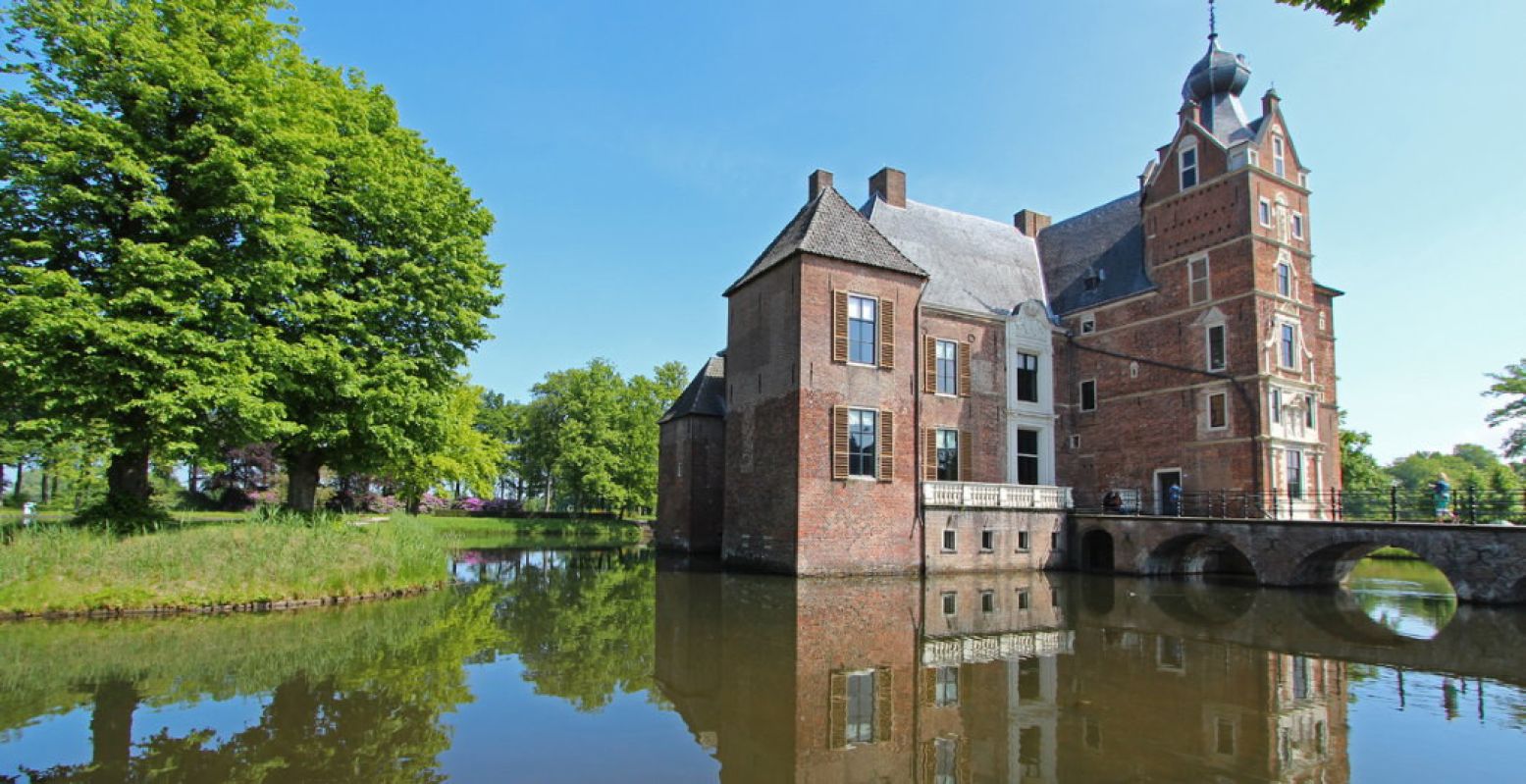 Kasteel Cannenburch is alles wat je van een kasteel verwacht. Een statig uiterlijk met torens, water rondom, een uitgestrekt park en een rijk interieur. Foto: Kasteel Cannenburch