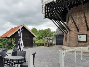 Terrasje aan de voet van de molen. Foto: DagjeWeg.NL