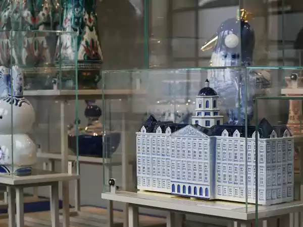 Delfts Blauw in allerlei verrassende vormen. Foto: Royal Delft Museum