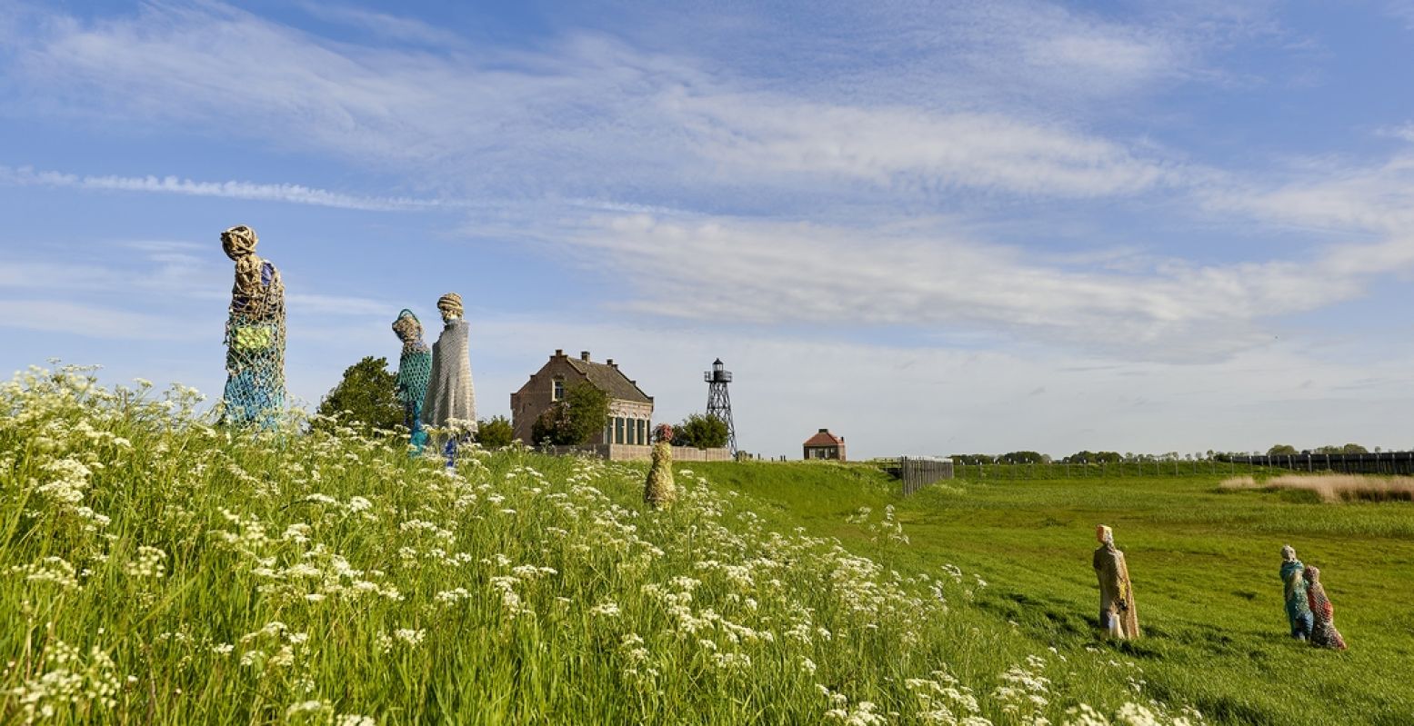 Vier de zomer op Schokland! Met muziek en theater in de Museumtuin, de Kinderkunstroute en de Internationale kunst- en poëzieroute 'Dichter op het Water'. Foto: Zomer op Schokland 2019 © Pim van der Maden