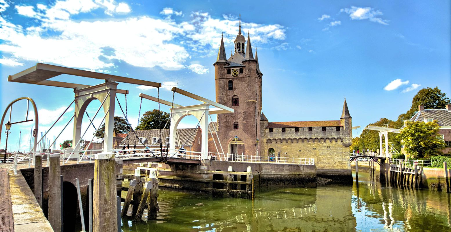 De Zuidhavenpoort in de Oude Haven van Zierikzee. Foto:  Unsplash License  © Immo Wegmann