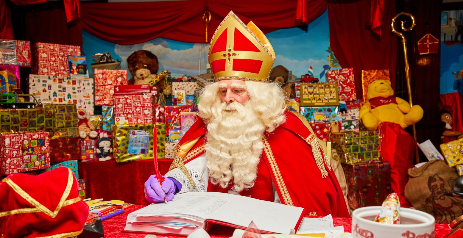 En kijk hoe Sinterklaas aan het werk is op zijn pakjesboot. Foto: Mariniersmuseum