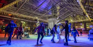 Bezoek kerstmarkten in de leukste Belgische steden Leef je uit op de overdekte schaatsbaan in Antwerpen. Foto: Visit Antwerpen © Sigrid_Spinnox
