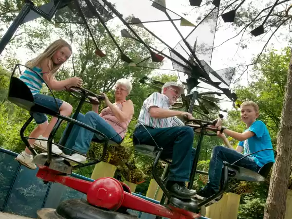 Jong en oud verwondert zich over de unieke speeltuin. Foto: De Spelerij