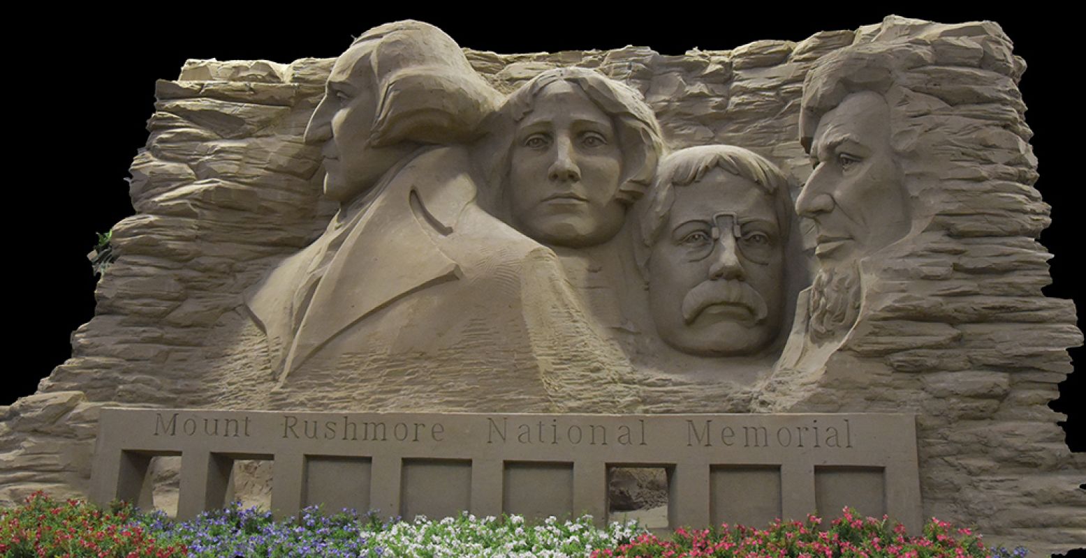 Bekijk beroemde gebouwen en bezienswaardigheden van zand, zoals Mount Rushmore. Foto: 't Veluws Zandsculpturenfestijn.