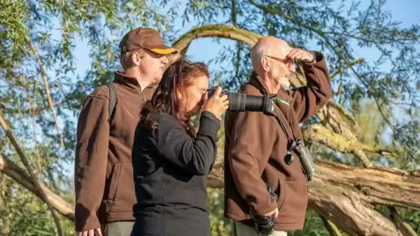 Workshop fotografie Oostvaardersplassen - Lelystad vrijwilligers begeleiden een foto excursie | Foto geüpload door gebruiker Staatsbosbeheer.