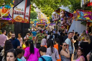 Fotobeschrijving: De Vaste Clique. Foto: (c) Helmond Kermis. Fotobeschrijving: De Vaste Clique. Foto: (c) Helmond Kermis.