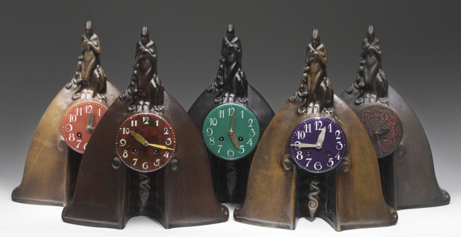 Klokken uit 1921 in het Stedelijk Museum Amsterdam. Foto: Erik & Petra Hesmerg.