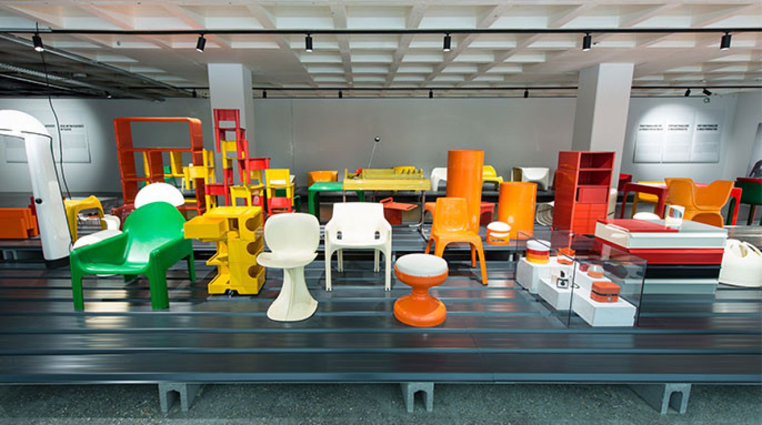 Ontdek de kleurrijke collectie van plastic in het Plasticarium! Foto: ADAM - Christophe Licoppe.