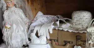 Vintage en brocante op de Noord-Friese Winkeltjesroute Kijk je ogen uit bij Ald & Nij! Stap tussen oude en nieuwe brocante, antiek en curiosa. Foto: Ald & Nij.