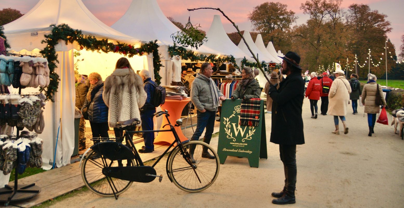 In november kun je al volop naar sfeervolle winter- en kerstfairs. Een van de eerste is KerstFair Huis Doorn: pas op voor de mistletoe! Foto: Claudia Beaumont