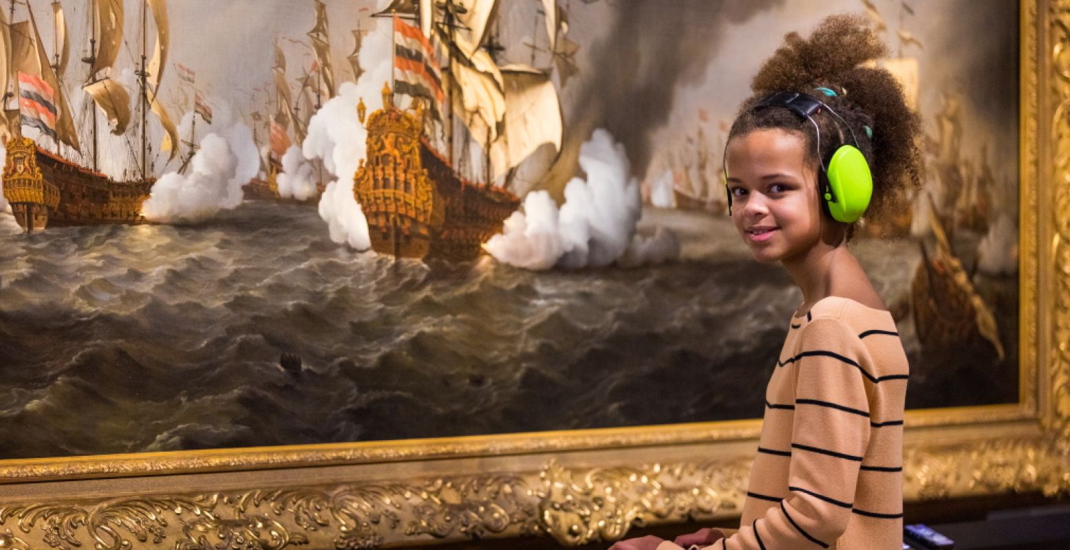 Leer deze voorjaarsvakantie anders kijken in Het Scheepvaartmuseum. Bewonder de kunst in het museum bijvoorbeeld met een soundtrack. Foto: Het Scheepvaartmuseum © Twycer.