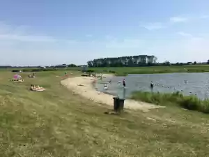 Zwemvijver de Swanneblom Geniet van het zomerweer op het strand aan de Swanneblom. Foto: Gauke Kuiken