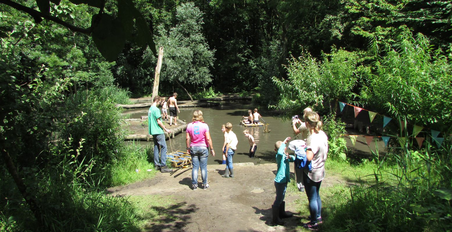 Ontsnap aan de hitte in een natuurspeeltuin vol water, zoals De Speeldernis. Foto: Natuurspeeltuin De Speeldernis