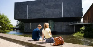 Museumprijs! Welk museum vind jij het leukst? Het Van Abbemuseum in Eindhoven is één van de meest toonaangevende musea voor hedendaagse kunst in Europa. Foto: Bollmann/Van Abbemuseum