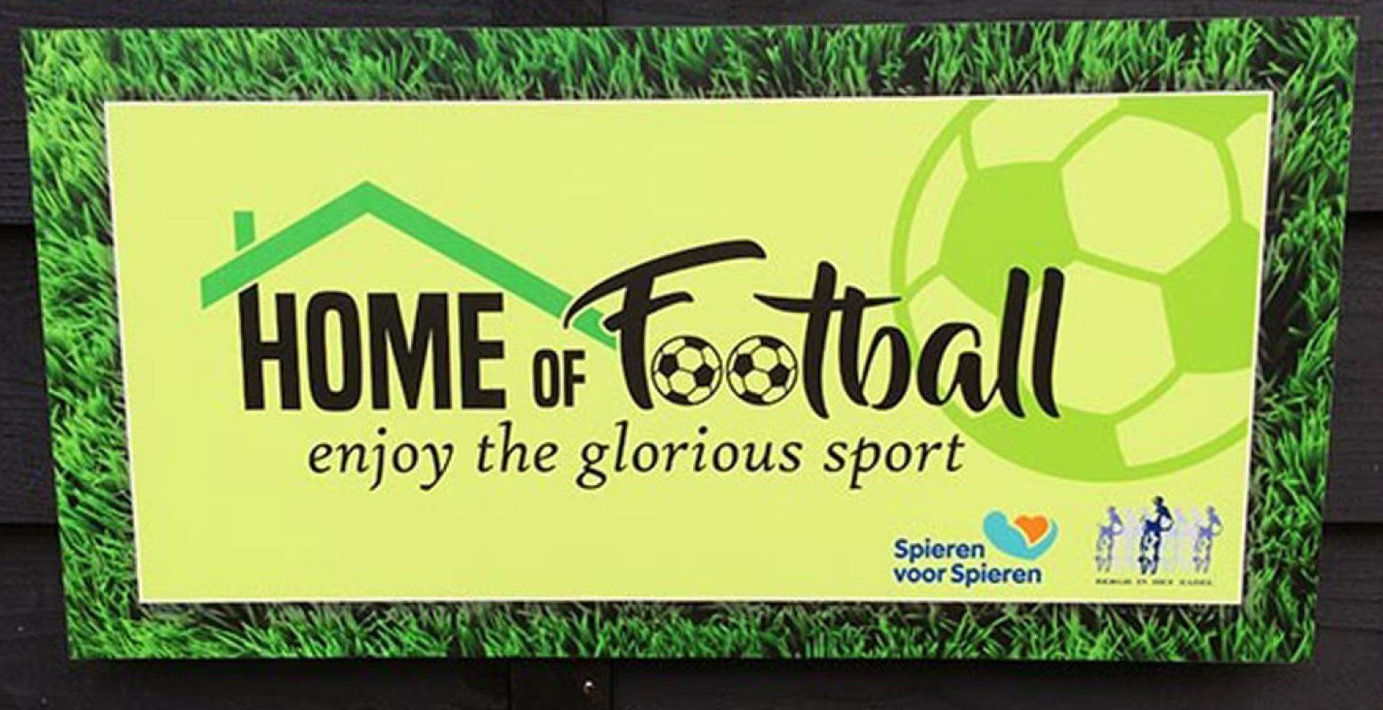 Met aanstekelijk enthousiasme vertelt Fred Baars je gave anekdotes en de verhalen achter zijn bijzondere voetbalcollectie. Foto: Home of Football © Fred Baars