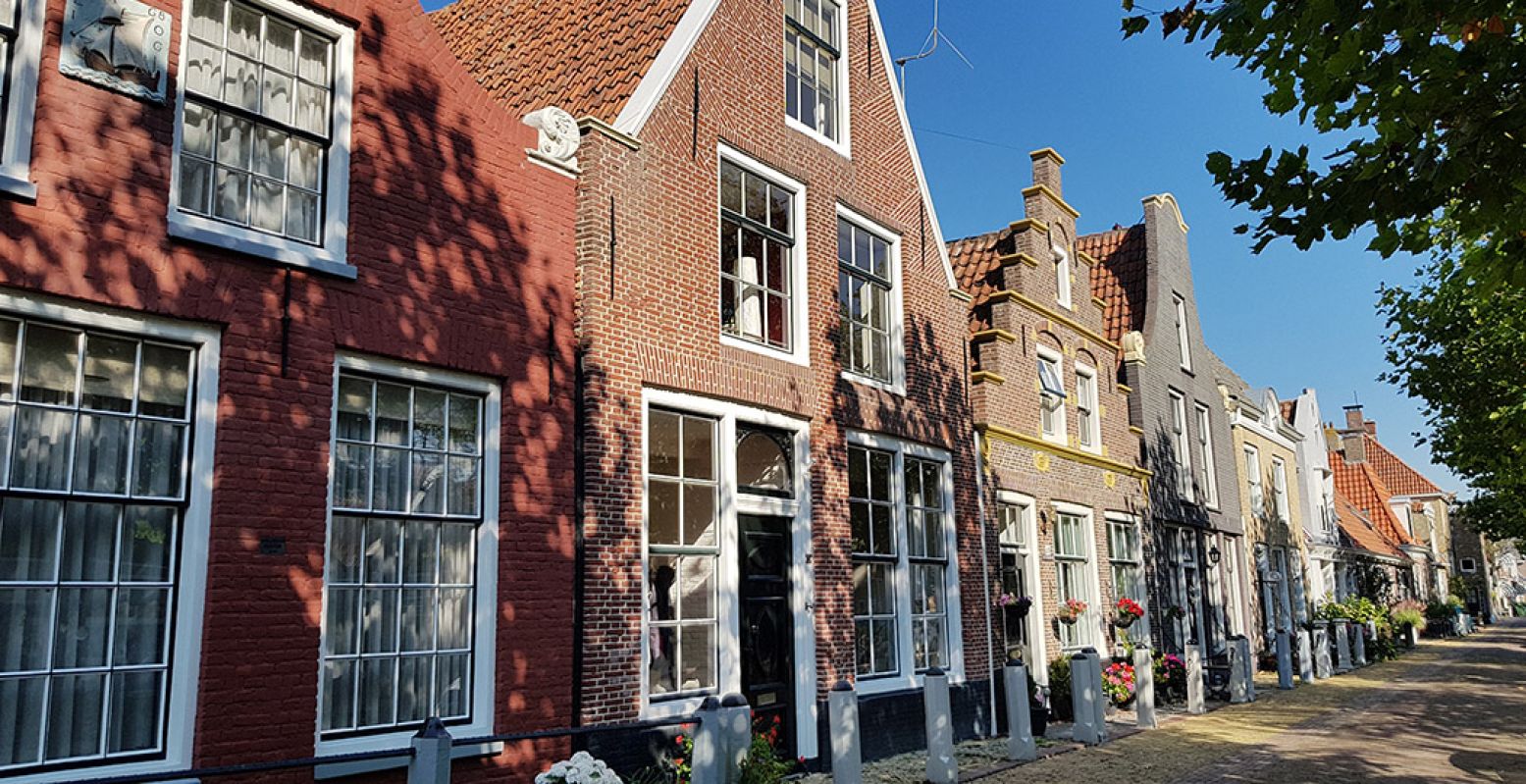 Enkele van de pittoreske geveltjes in Harlingen. Alsof je door een groot openluchtmuseum loopt, zo mooi. Foto: DagjeWeg.NL @ Tonny van Oosten