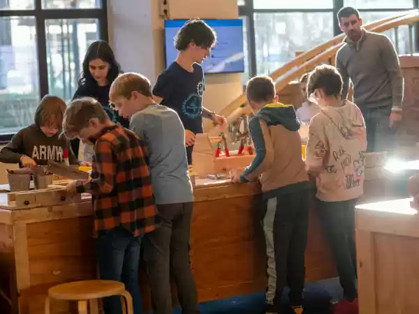 Aan de slag met hout en echt gereedschap. Foto: De Ontdekfabriek