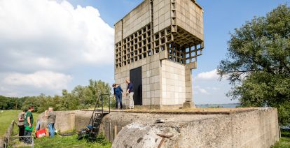 Het is het Weekend van het Verdedigingserfgoed! Bezoek in het hele land indrukwekkende monumenten zoals de Luchtwachttoren van Strijensas, de laagste nog bestaande luchtwachttoren. Foto: Jorn Baars