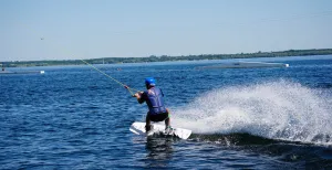 Spetterende watersporten in Nederland Lukt het jou om overeind te blijven staan op een wakeboard? Foto:  Unsplash License  © Chris Rosiak