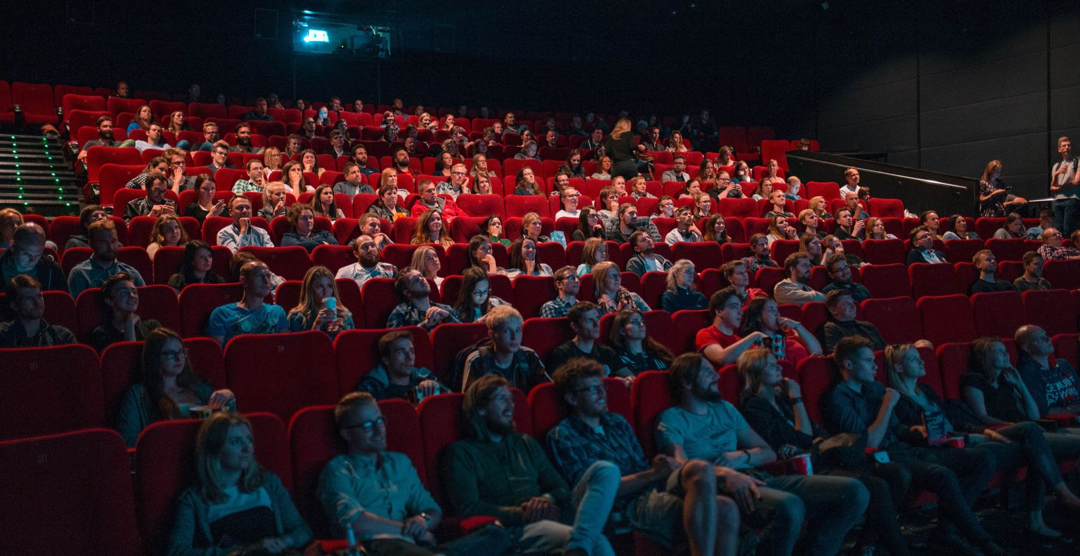 Geniet van de voorstellingen tijdens het Nationaal Theaterweekend. Foto:  Unsplash License  © Krists Luhaers