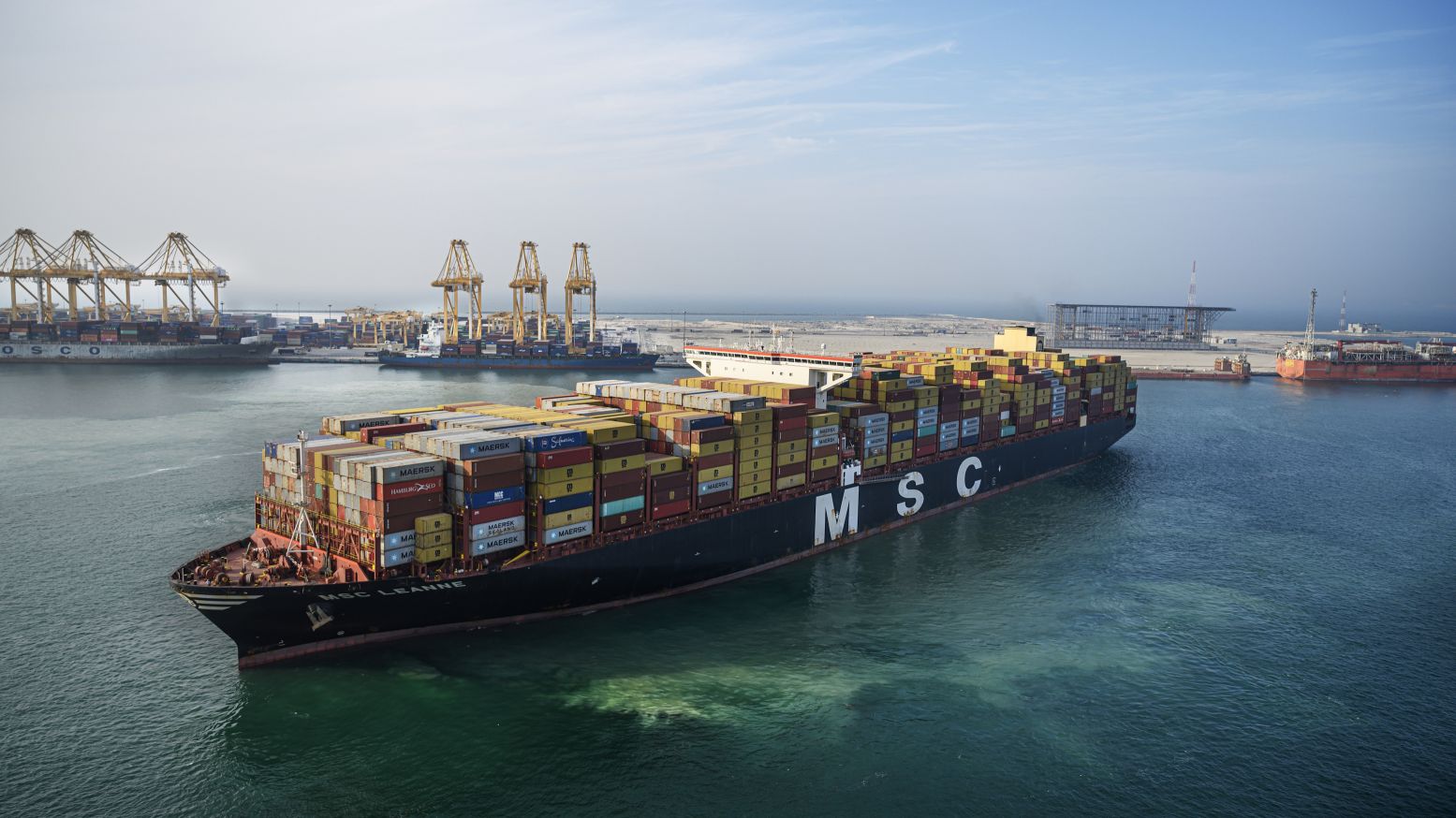 Containerschepen varen af en aan om ons eten te vervoeren. Foto: Kadir van Lohuizen / NOOR Images