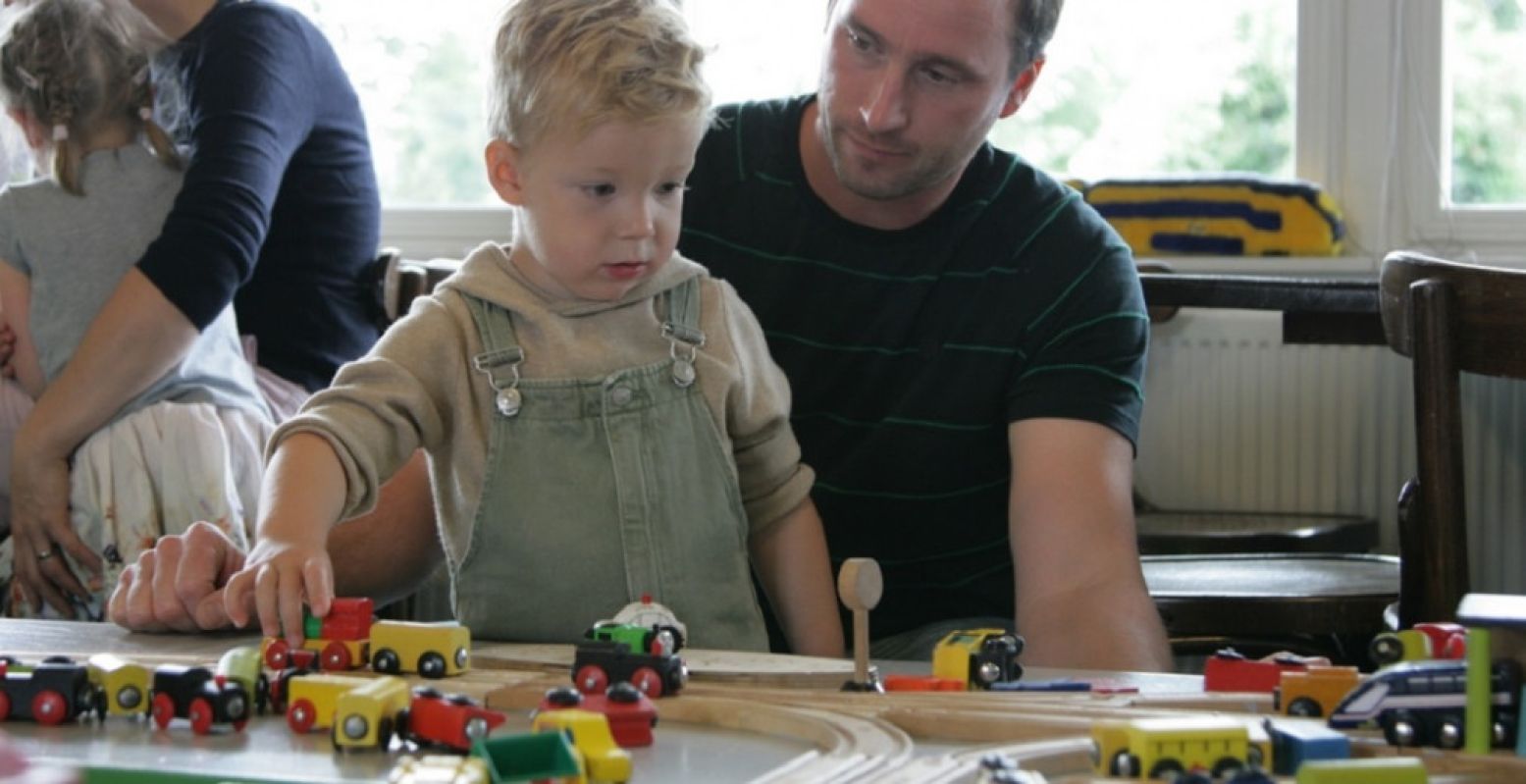 Vader Matthijs en zoon Niek spelen samen in het kinderspeelparadijs van het Modelspoor Museum in Sneek. Foto: Modelspoor Museum © Jan Willem van Beek