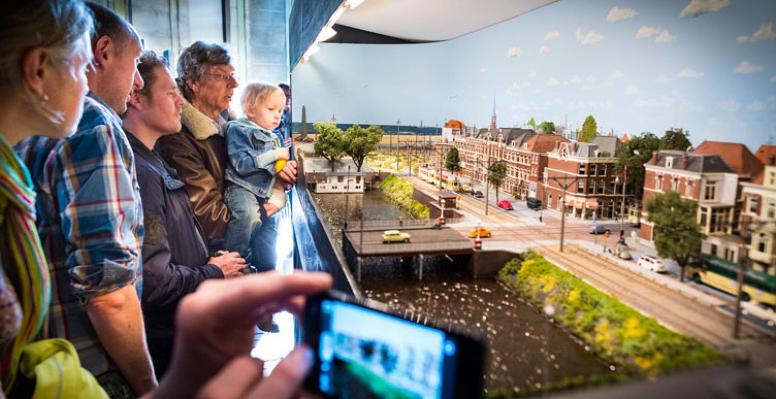 Waar zie je de spoorlijn in dit miniatuurdorp? Foto: Het Spoorwegmuseum.