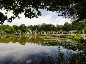 Chalets aan het water. Foto: De Flaasbloem