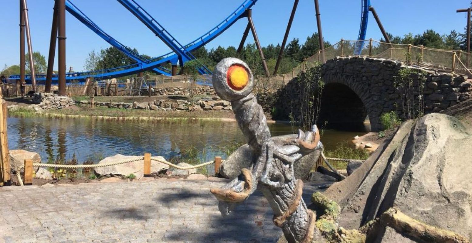 Het mythische zwaard, Fenix en de wateren van Avalon, waar de bootjes van Merlin's Quest door varen. Foto: Facebook Attractiepark Toverland.