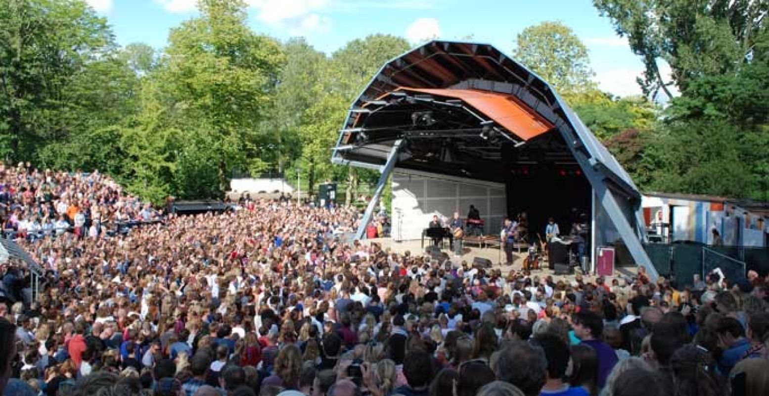 Ga uit je dak in het Vondelpark! Hier staan regelmatig grote artiesten op de planken. Foto: Openluchttheater Vondelpark.